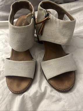 Toms Cream Canvas Two-Band Ankle Zip Sandals